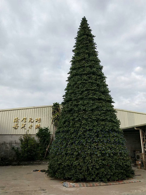 Giant christmas tree decorated by Rileighs Outdoor Decor