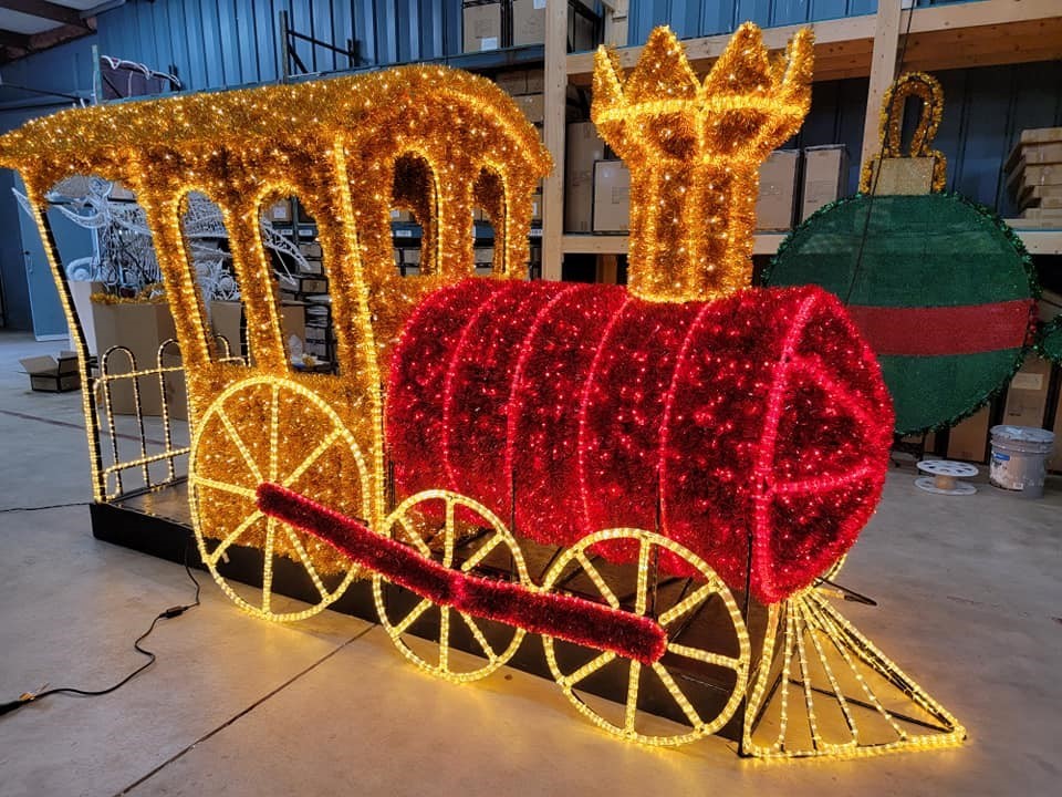 Gold-and-red-train-right-facing